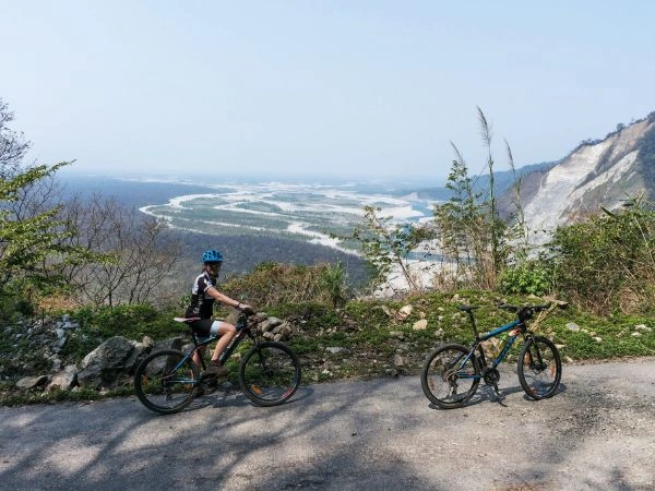 Cycling above the eastern Brahmaputra valley